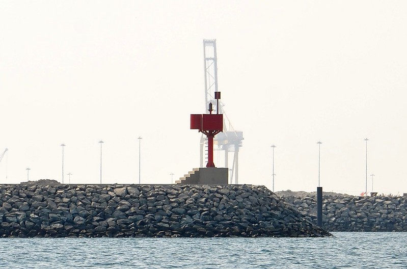 Hamad Port / Naval base entrance S light
Keywords: Persian Gulf;Hamad Port;Qatar