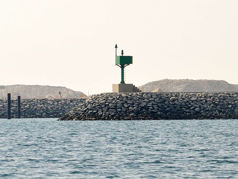 Hamad Port / Naval base entrance N light
Keywords: Persian Gulf;Hamad Port;Qatar