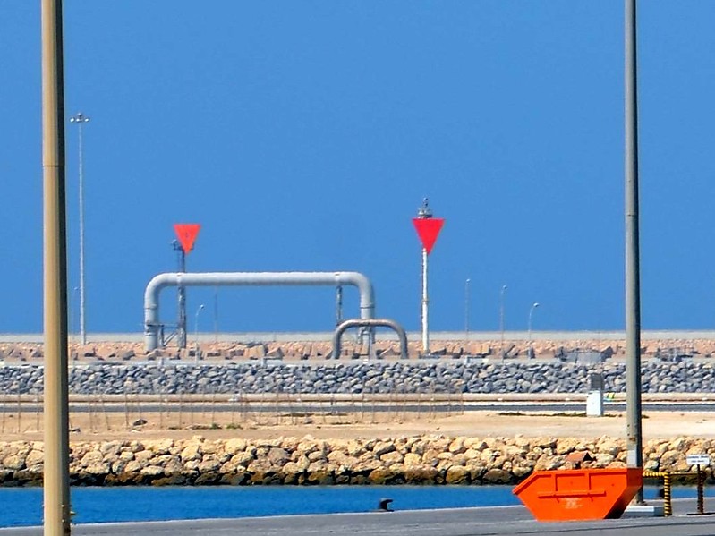 Ras Laffan / Harbour Entrance Channel Ldg Lts Rear: RL1 (Left) and RLE (Rear) lights
Keywords: Ras Laffan;Qatar;Persian Gulf