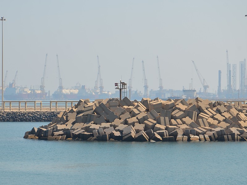 Ras Laffan / Al - Khor Dock Lee Breakwater SB6 light
Keywords: Ras Laffan;Qatar;Persian Gulf