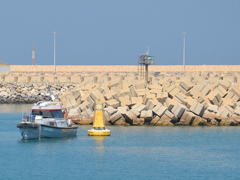 Ras Laffan / Al - Khor Dock Main Breakwater SB7 light
Keywords: Ras Laffan;Qatar;Persian Gulf