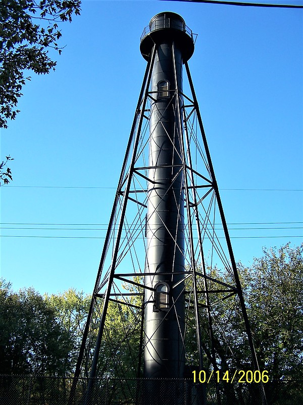 New Jersey / Finns Point Rear Range lighthouse
Author of the photo: [url=https://www.flickr.com/photos/bobindrums/]Robert English[/url]
Keywords: United States;New Jersey;Pennsville