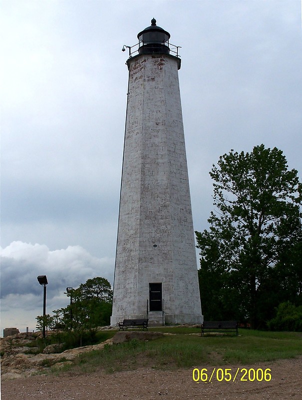 Connecticut / Five Mile Point lighthouse
Author of the photo: [url=https://www.flickr.com/photos/bobindrums/]Robert English[/url]
Keywords: Connecticut;United States;Atlantic ocean