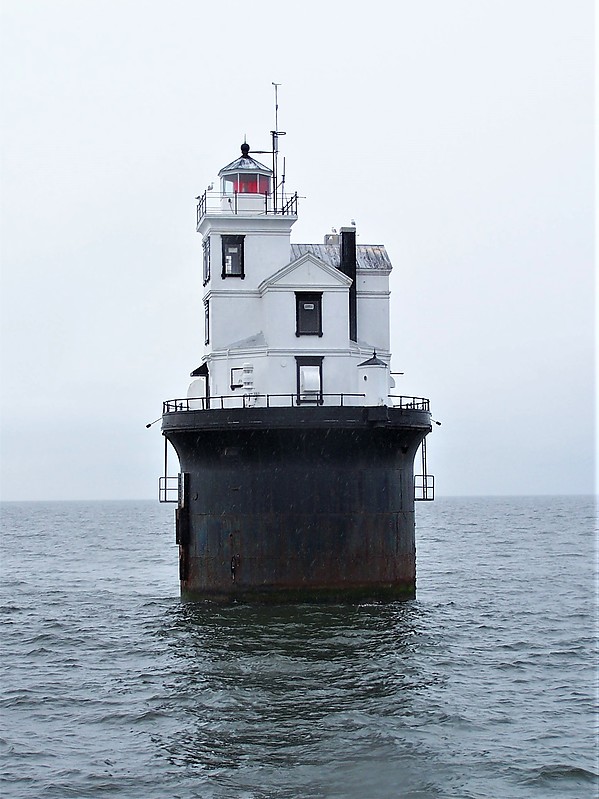 Delaware / Fourteen Foot Bank lighthouse
Author of the photo: [url=https://www.flickr.com/photos/bobindrums/]Robert English[/url]
Keywords: Delaware;United States;Delaware bay;Offshore