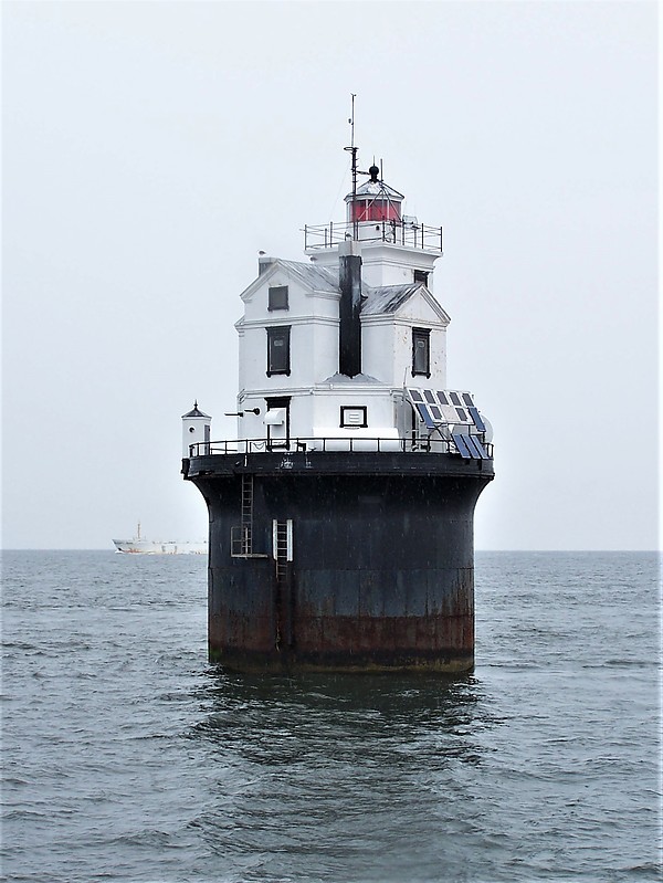Delaware / Fourteen Foot Bank lighthouse
Author of the photo: [url=https://www.flickr.com/photos/bobindrums/]Robert English[/url]
Keywords: Delaware;United States;Delaware bay;Offshore