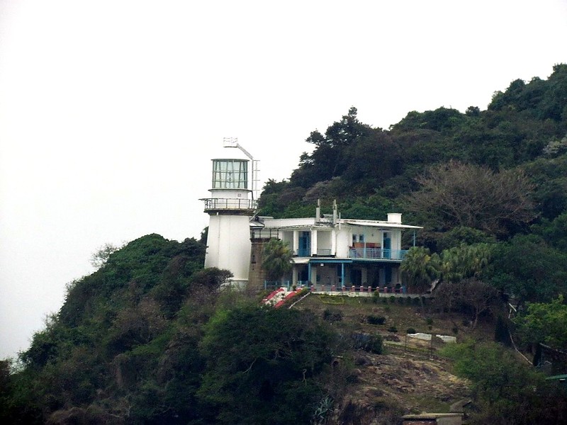 Hong Kong / Green Island (Tsing Chau) lighthouse
Grey tower nearby is 12m height old lighthouse (1875, inactive since 1905)
Keywords: Hong Kong;South China sea;China
