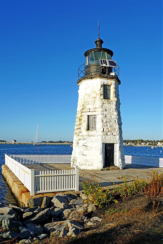 Rhode Island / Newport / Goat Island lighthouse
AKA Newport Harbor lighthouse
Author of the photo: [url=https://www.flickr.com/photos/archer10/]Dennis Jarvis[/url]
Keywords: Newport;Rhode Island;United States