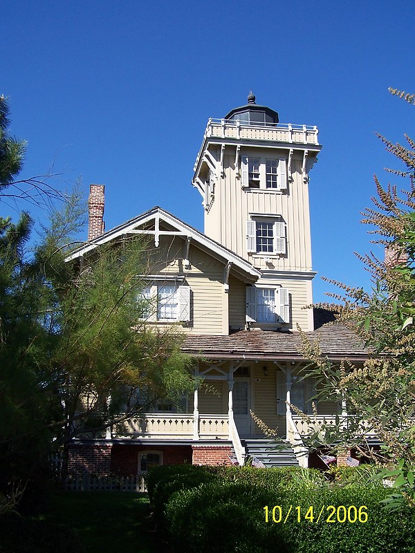 New Jersey / Hereford Inlet lighthouse
Author of the photo: [url=https://www.flickr.com/photos/bobindrums/]Robert English[/url]
Keywords: New Jersey;United States;Atlantic ocean;Cape May