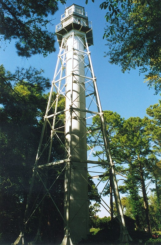 South Carolina / Leamington / Hilton Head Rear Range lighthouse
Author of the photo: [url=https://www.flickr.com/photos/larrymyhre/]Larry Myhre[/url]

Keywords: South Carolina;United States;Hilton Head island;Atlantic ocean