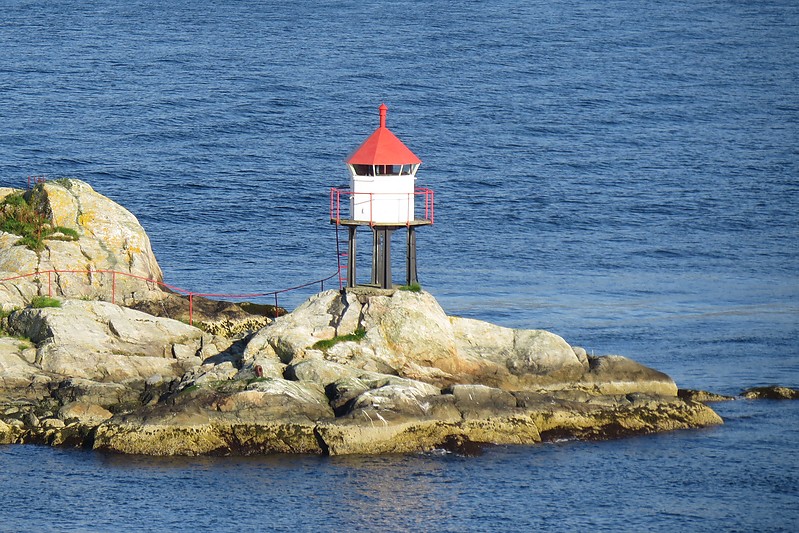Hjelteskjer lighthouse
Author of the photo: [url=https://www.flickr.com/photos/larrymyhre/]Larry Myhre[/url]

Keywords: Byfjord;Hordaland;Norway;Bergen