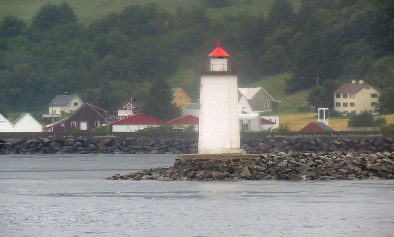 Hogsteinen lighthouse
Author of the photo: [url=https://www.flickr.com/photos/21475135@N05/]Karl Agre[/url]
Keywords: Alesund;Norway;Norwegian sea