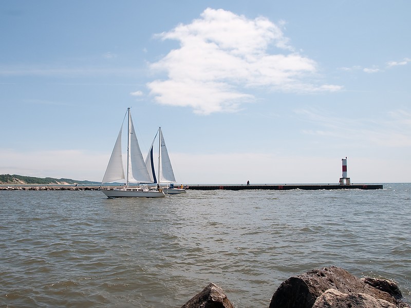 Michigan /  Holland Harbor South Breakwater light
Author of the photo: [url=https://www.flickr.com/photos/jowo/]Joel Dinda[/url]

Keywords: Michigan;Holland;Lake Michigan;United States