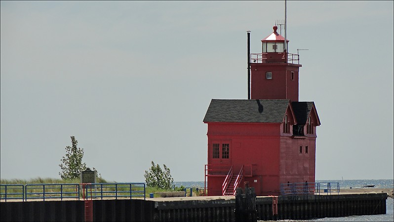 Michigan /  Holland Harbor South Pierhead lighthouse
AKA Big Red
Author of the photo: [url=https://www.flickr.com/photos/jowo/]Joel Dinda[/url]
Keywords: Michigan;Holland;Lake Michigan;United States