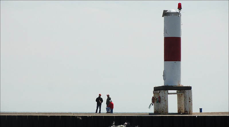 Michigan /  Holland Harbor South Breakwater light
Author of the photo: [url=https://www.flickr.com/photos/jowo/]Joel Dinda[/url]
        
Keywords: Michigan;Holland;Lake Michigan;United States