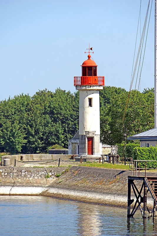 Honfleur Jetee est lighthouse
Author of the photo: [url=https://www.flickr.com/photos/archer10/] Dennis Jarvis[/url]

Keywords: France;Seine;Honfleur