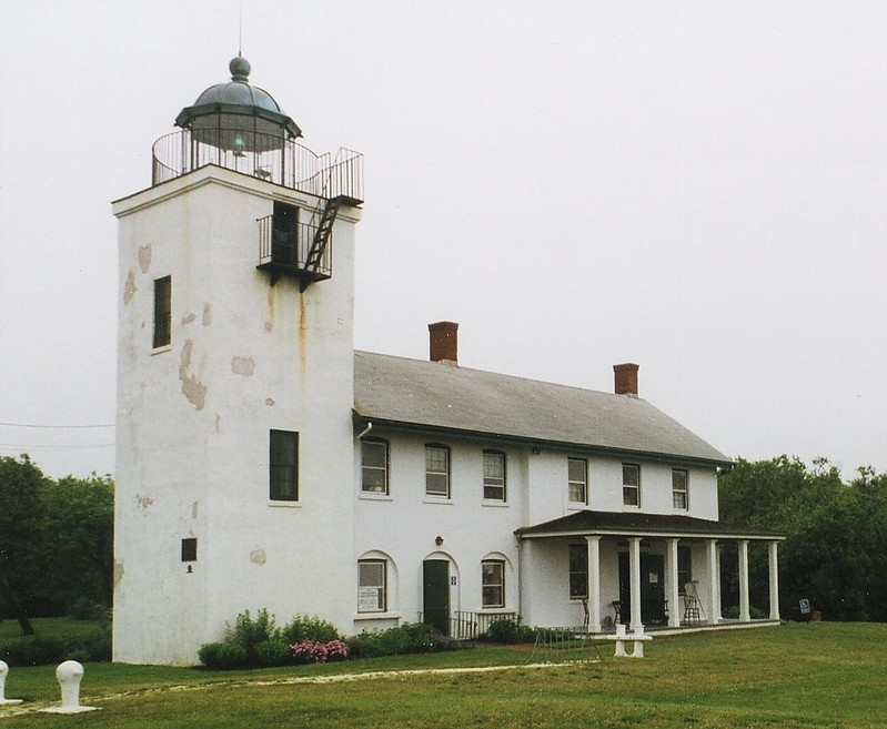 New York / Horton Point lighthouse
Author of the photo: [url=https://www.flickr.com/photos/larrymyhre/]Larry Myhre[/url]

Keywords: New York;Long Island Sound;United States