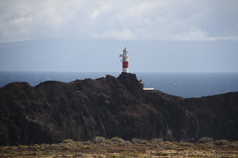 Tenerife /  Punta de Teno lighthouses (new and old)
old is seen at the right from new tower
Keywords: Canary Islands;Tenerife;Atlantic ocean;Spain