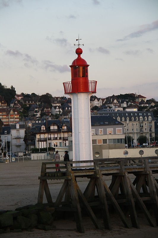 Normandy / Trouville / Jetée de l'Est lighthouse
AKA Pointe de la Cahotte feu antérieur
Keywords: Normandy;Trouville;Deauville;France;English channel