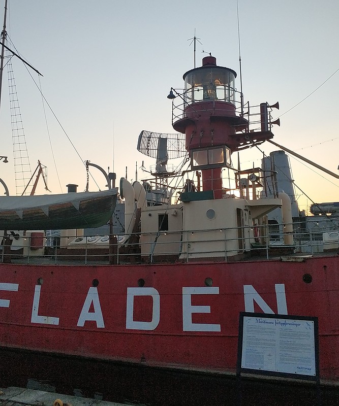 Gothenburg / Maritime Museum / Fladen - Fyrskepp no 29 - lantern
Built in 1914, due to WW-I not in function until 1919.
1919-1951 station Ölandsrev.
1952-1967 station Hävringe.
1967-1969 Fladen.
Since 1987 in the Gothenburg Museum Harbour.
Keywords: Gothenburg;Sweden;Kattegat;Lightship;Lantern