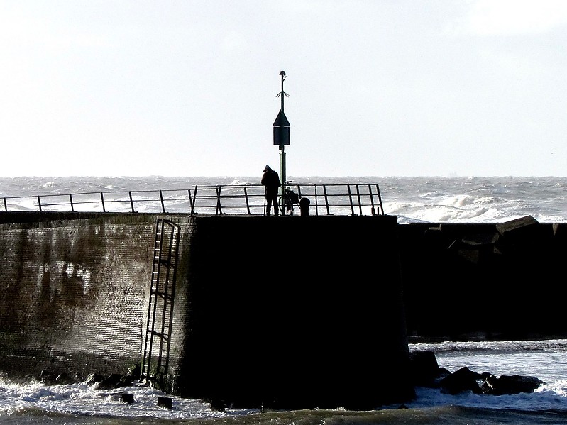 Scheveningen / Buitenhaven Old S Mole Head light
Keywords: Den Haag;Netherlands;North Sea