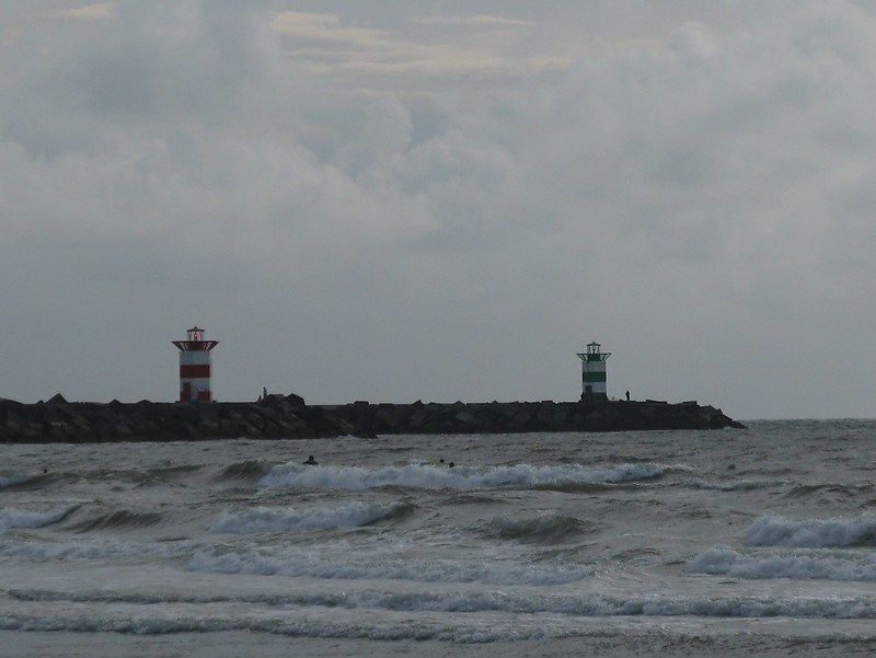 Scheveningen / Noorderhoofd (Red) & Zuiderhoofd (Green) lights
Keywords: Den Haag;Netherlands;North Sea