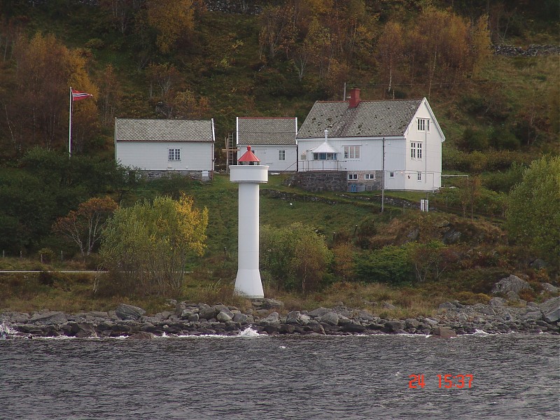 Ulvesund (Hjertneset Range Front) Lighthouse
Old lighthouse is behind - inactive since 1985
Keywords: Floro;Norway;Norwegian sea