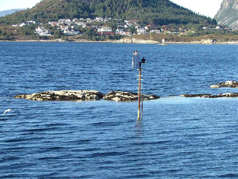 Grytafjorden / Vestre Småholmene light
Keywords: Norway;Norwegian sea;Alesund;Valderhaugfjorden