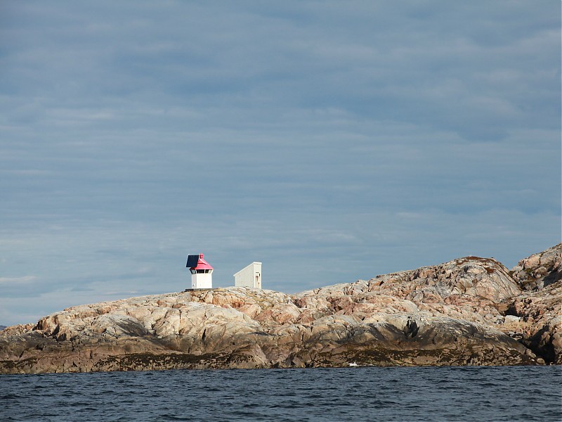 Indre Vikna / Husvedøy S light
Keywords: Rorvik;Norway;Norwegian sea;Vikna