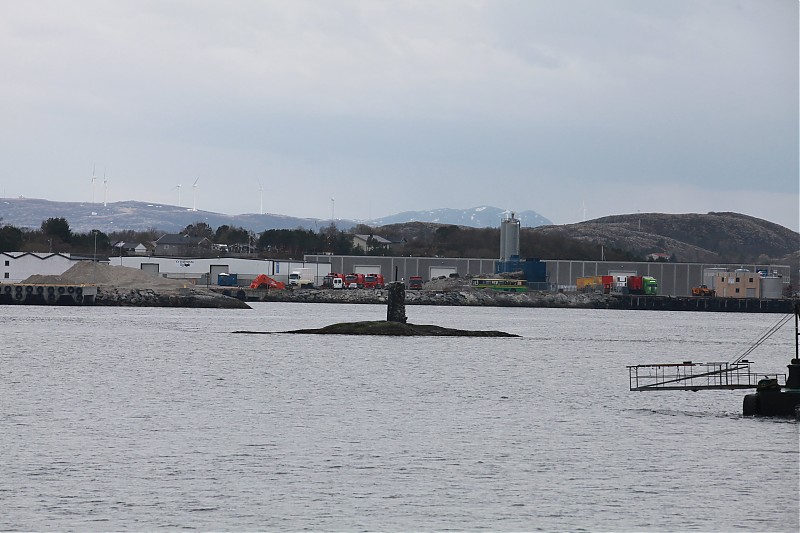 Rorvik daymark
Near L1909.5
Keywords: Rorvik;Norway;Norwegian sea;Naeroysund