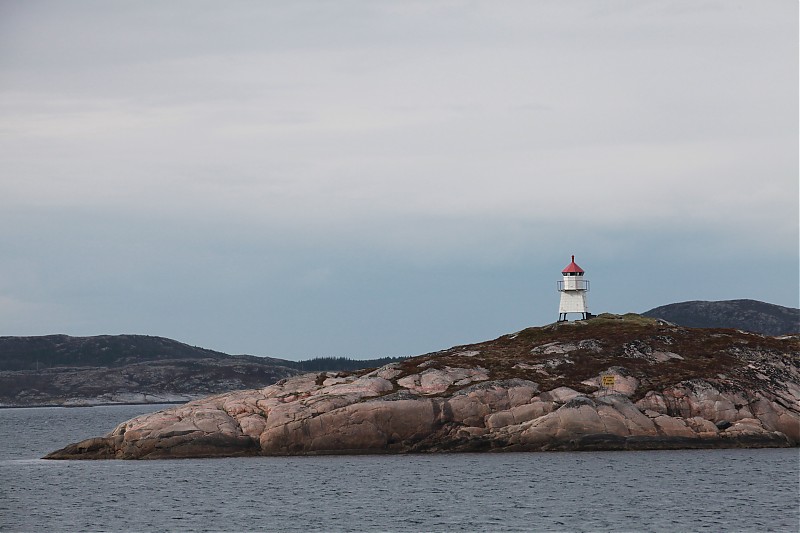 Hummulråsa / Svinøy SW Point  lighthouse
Keywords: Norwegian sea;Norway;Nordern Naeroy;Naeroysundet;Hummulrasa