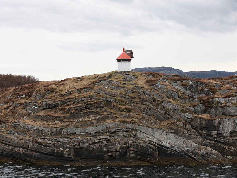 Risværfjord  / Risvær W Point light
Keywords: Norway;Norwegian Sea;Northern Naeroy;Risvaerfjord