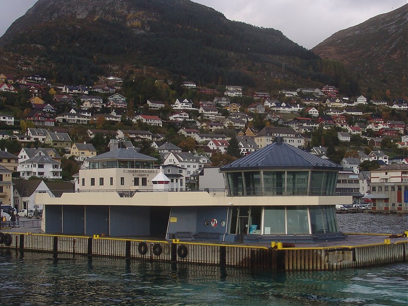 Måløysundet Ferry Terminal light
Seems decorative installation
Keywords: Ulvesund;Norway;Maloy;Norwegian sea