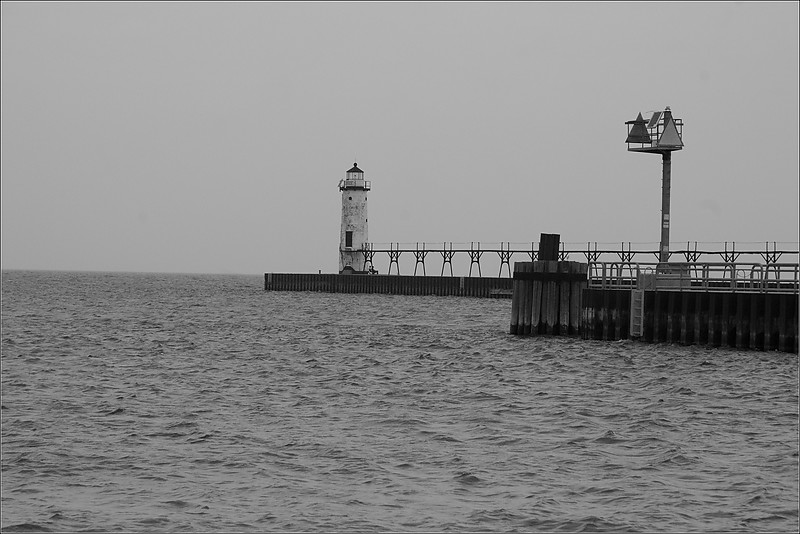 Michigan /  Manistee North Pierhead lighthouse
Author of the photo: [url=https://www.flickr.com/photos/jowo/]Joel Dinda[/url]
In front Manistee S Pierhead Lt
Daymark-triangle(point up). Red-Red.(border stripes).
Isophase, 6s, red, range 3 nm
Keywords: Michigan;Lake Michigan;United States;Manistee