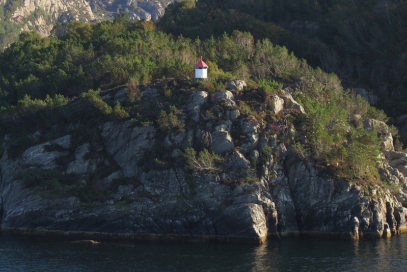 Midtholmen lighthouse
Author of the photo: [url=https://www.flickr.com/photos/larrymyhre/]Larry Myhre[/url]

Keywords: Bergen;Norway;Hauglandsosen