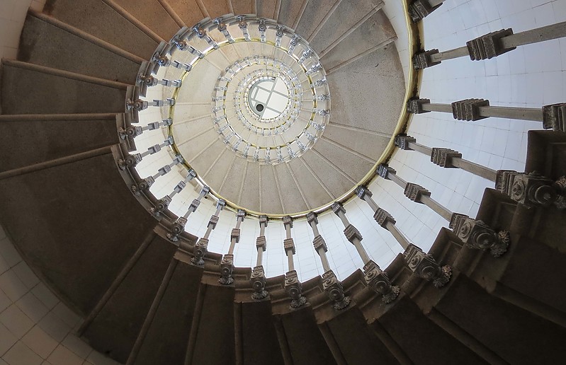 Farol de Montedor - interior
Author of the photo: [url=https://www.flickr.com/photos/21475135@N05/]Karl Agre[/url]
Keywords: Atlantic ocean;Portugal;Interior