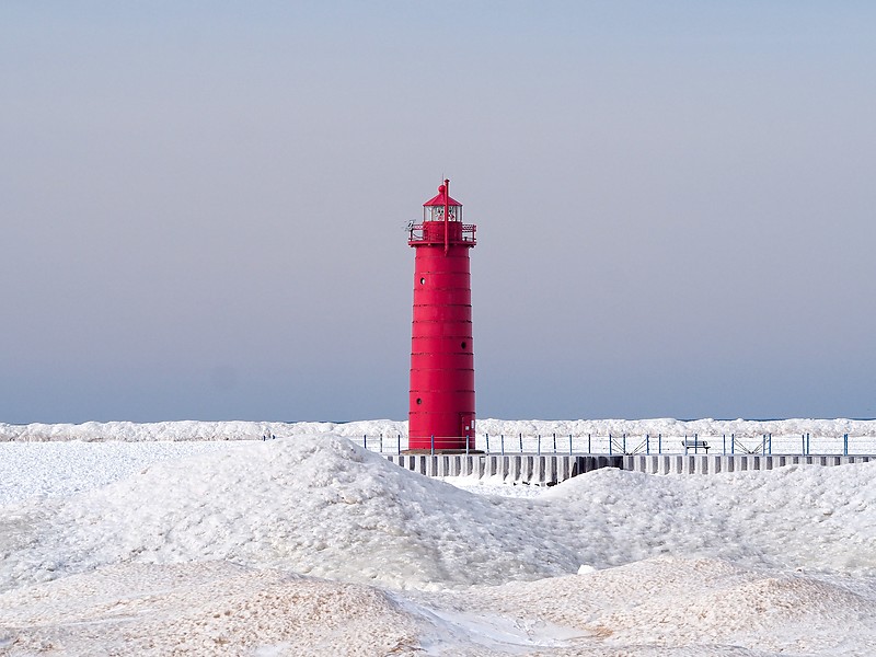 Michigan / Muskegon South Pierhead lighthouse
Author of the photo: [url=https://www.flickr.com/photos/selectorjonathonphotography/]Selector Jonathon Photography[/url]
Keywords: Michigan;Lake Michigan;United States;Muskegon;Winter