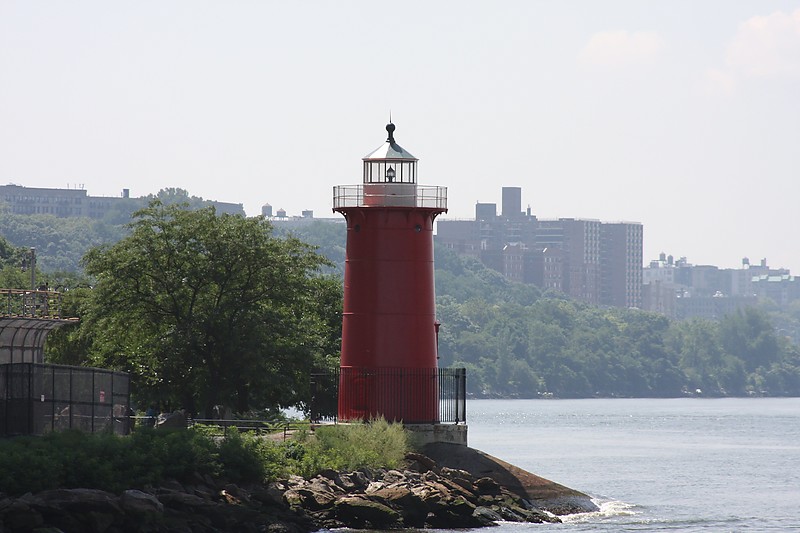 New York / Jeffrey's Hook lighthouse
AKA "Little Red Lighthouse"
Keywords: New York;United States;Hudson River