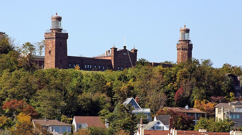 New Jersey / Navesink Twin Lighthouses
Left: South tower; Right: North tower
Author of the photo: [url=https://jeremydentremont.smugmug.com/]nelights[/url]

Keywords: New Jersey;United States;Highlands;Atlantic ocean