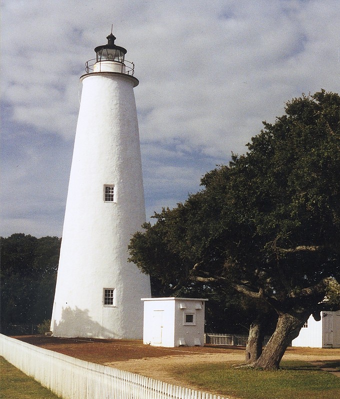 North Carolina / Ocracoke island lighthouse
Author of the photo: [url=https://www.flickr.com/photos/larrymyhre/]Larry Myhre[/url]

Keywords: North Carolina;Ocracoke;United States;Atlantic ocean