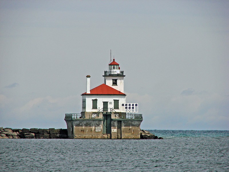 New York / Oswego Harbor West Pierhead lighthouse
Author of the photo: [url=https://www.flickr.com/photos/8752845@N04/]Mark[/url]  
Keywords: New York;Oswego;Lake Ontario;United States