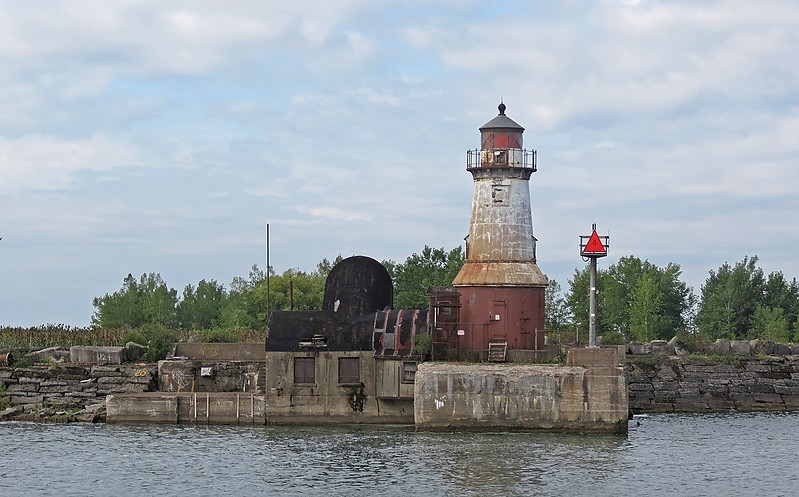 New York / Buffalo Harbor South Entrance (South Buffalo) lighthouse and current light
Author of the photo: [url=https://www.flickr.com/photos/21475135@N05/]Karl Agre[/url]

Keywords: New York;Buffalo;United States;Lake Erie