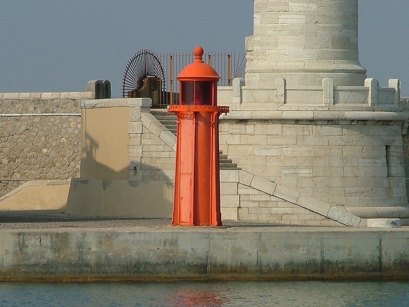 Marseille / Passe de la Jolliette lighthouse 
AKA Feu rouge de la traverse de la Major
Author of the photo: [url=https://www.flickr.com/photos/larrymyhre/]Larry Myhre[/url]

Keywords: Marseille;France;Mediterranean sea