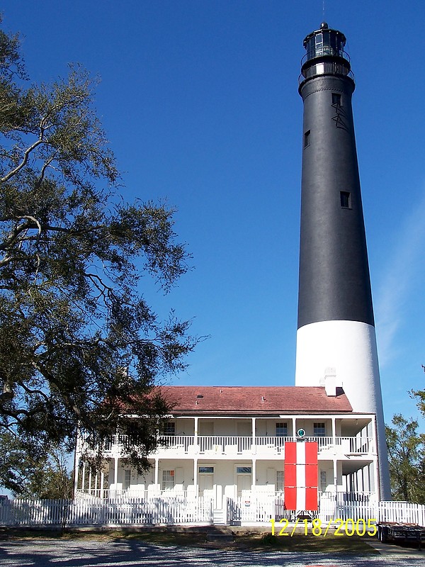 Florida / Pensacola lighthouse
Light in Front: 
Fort Barrancas Range Rear Light J3400.1
Fixed green, Visible only on the rangeline.
Author of the photo: [url=https://www.flickr.com/photos/bobindrums/]Robert English[/url]

Keywords: Pensacola;Gulf of Mexico;United States;Florida