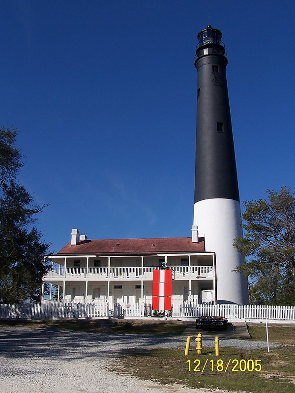 Florida / Pensacola lighthouse
Light in Front: 
Fort Barrancas Range Rear Light J3400.1
Fixed green, Visible only on the rangeline.
Author of the photo: [url=https://www.flickr.com/photos/bobindrums/]Robert English[/url]

Keywords: Pensacola;Gulf of Mexico;United States;Florida