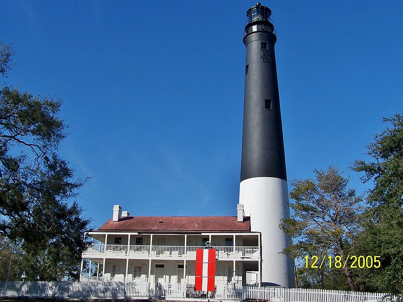 Florida / Pensacola lighthouse
Light in Front: 
Fort Barrancas Range Rear Light J3400.1
Fixed green, Visible only on the rangeline.
Author of the photo: [url=https://www.flickr.com/photos/bobindrums/]Robert English[/url]

Keywords: Pensacola;Gulf of Mexico;United States;Florida