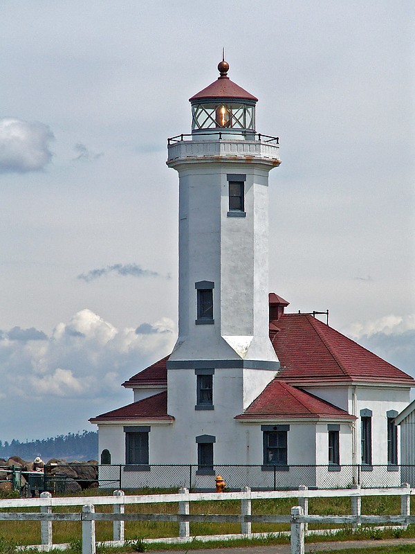 Washington / Point Wilson lighthouse
Author of the photo: [url=https://www.flickr.com/photos/21475135@N05/]Karl Agre[/url]
Keywords: Strait of Juan de Fuca;United States;Washington;Puget Sound
