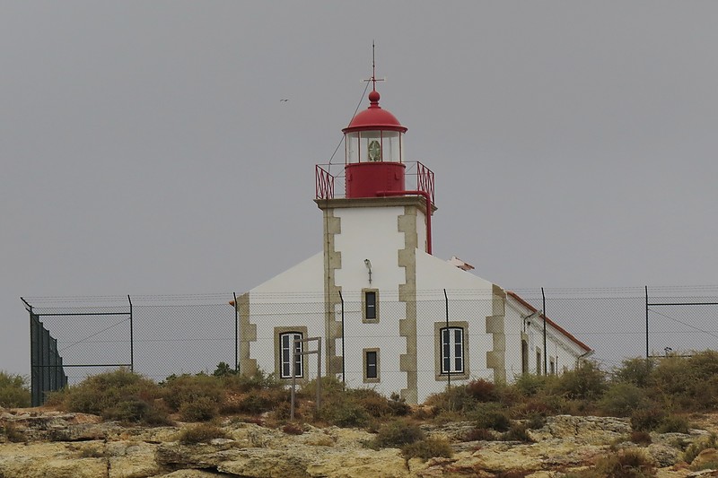 Algarve / Portimao / Ponta do Altar Lighthouse
Author of the photo: [url=https://www.flickr.com/photos/larrymyhre/]Larry Myhre[/url]
Keywords: Portugal;Atlantic ocean;Portimao;Algarve