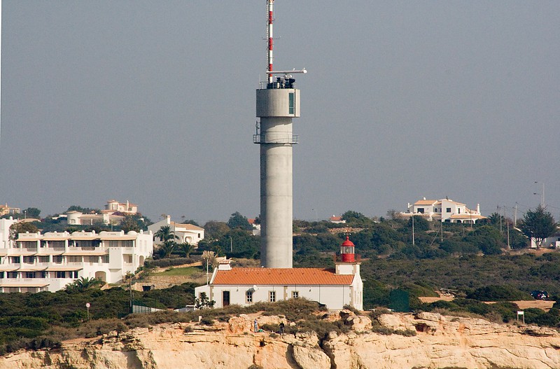 Algarve / Portimao / Ponta do Altar Lighthouse
'Photo source:[url=http://lighthousesrus.org/index.htm]www.lighthousesRus.org[/url]
Behind of the lighthouse is radar tower - fixed point, R Lts. Height 42m
Keywords: Portugal;Atlantic ocean;Portimao;Algarve;Vessel traffic service