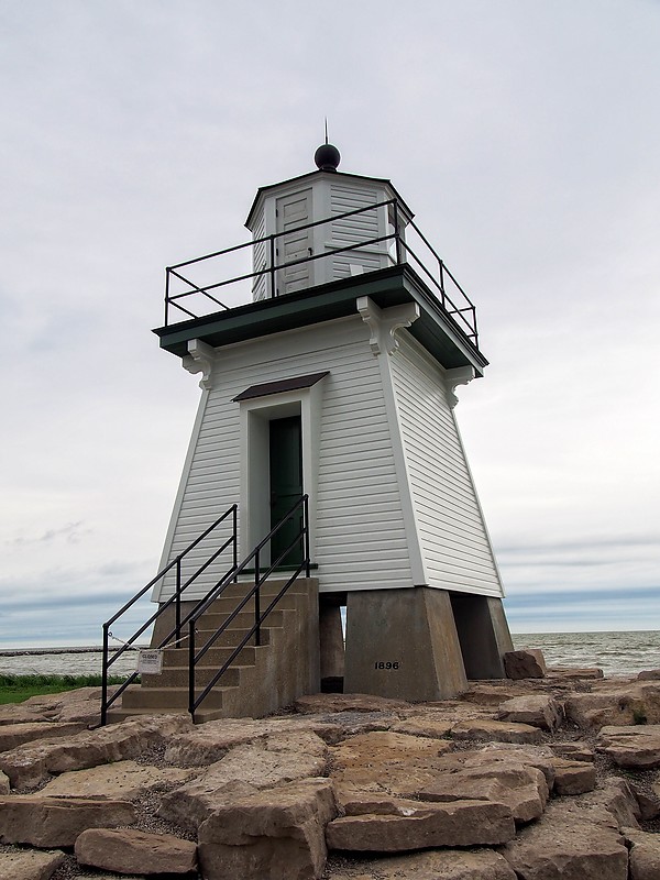 Ohio / Port Clinton Breakwater lighthouse
Author of the photo: [url=https://www.flickr.com/photos/selectorjonathonphotography/]Selector Jonathon Photography[/url]
Keywords: Ohio;Lake Erie;United States;Port Clinton