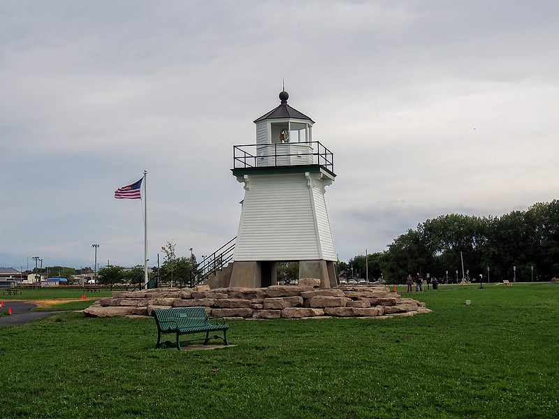 Ohio / Port Clinton Breakwater lighthouse
Author of the photo: [url=https://www.flickr.com/photos/selectorjonathonphotography/]Selector Jonathon Photography[/url]
Keywords: Ohio;Lake Erie;United States;Port Clinton